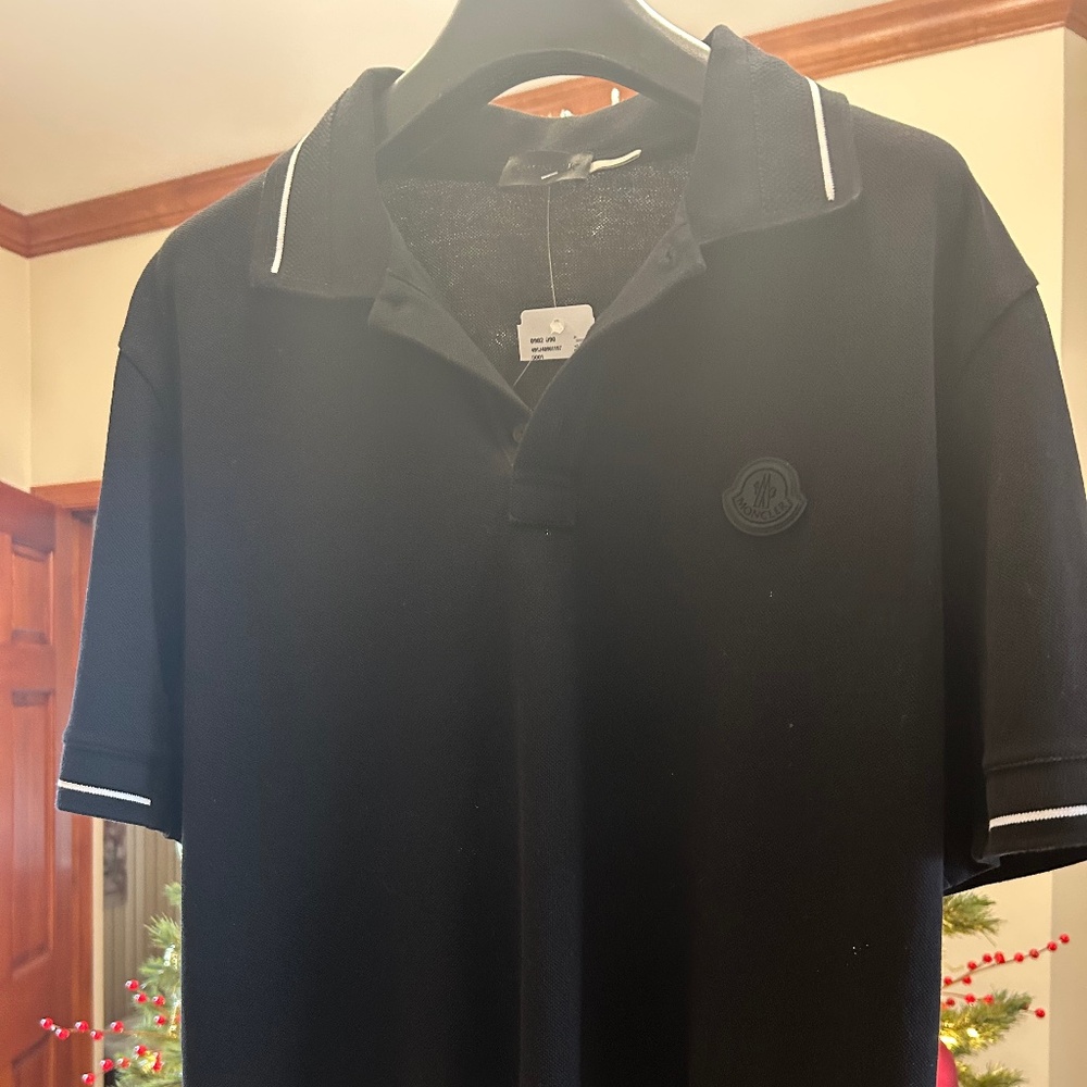 Men’s Moncler slim fit logo, appliquéd cotton polo shirt/white piping large